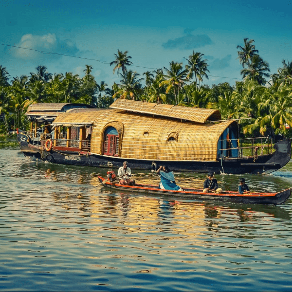 Premium and deluxe houseboats alleppey offered by Oceanic Houseboats
